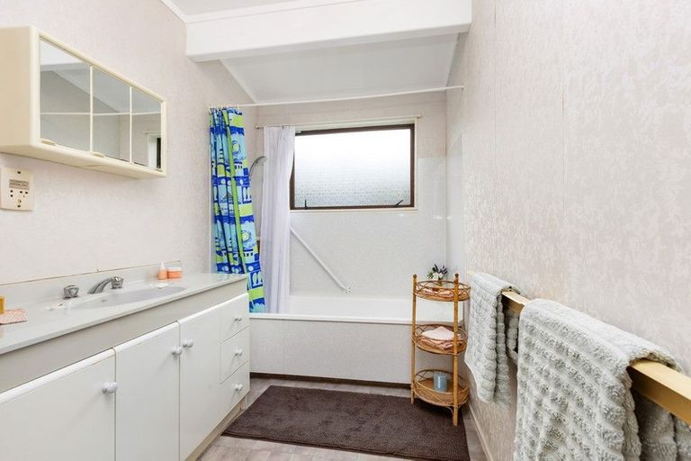 Photo of property in 8 Wallis Street, Raglan, 3225