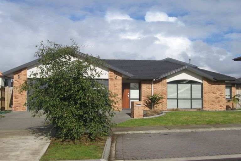 Photo of property in 4 Walter Haddrell Crescent, Flat Bush, Auckland, 2016