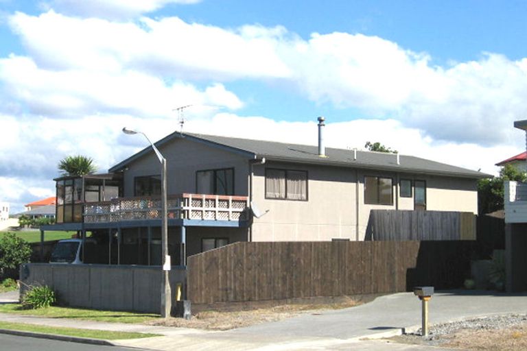 Photo of property in 49 Spinnaker Drive, Te Atatu Peninsula, Auckland, 0610