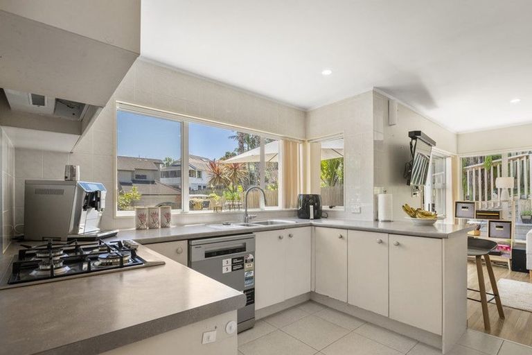 Photo of property in 20 Tenbless Court, Unsworth Heights, Auckland, 0632