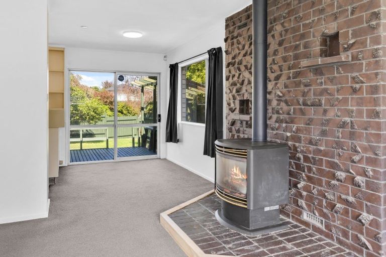 Photo of property in 3 Rika Place, Kawaha Point, Rotorua, 3010