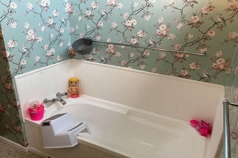 Photo of property in 8 Evelyn Place, Welbourn, New Plymouth, 4310