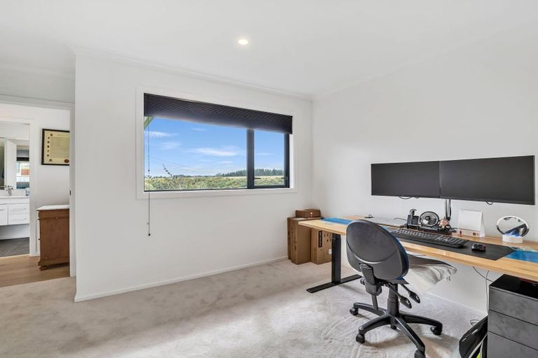 Photo of property in 42 Silicon Way, Fitzherbert, Palmerston North, 4410