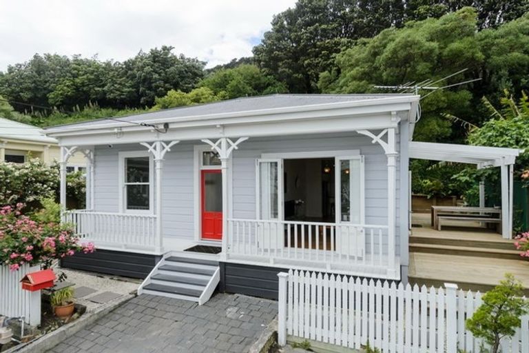 Photo of property in 12 Rixon Grove, Mount Victoria, Wellington, 6011
