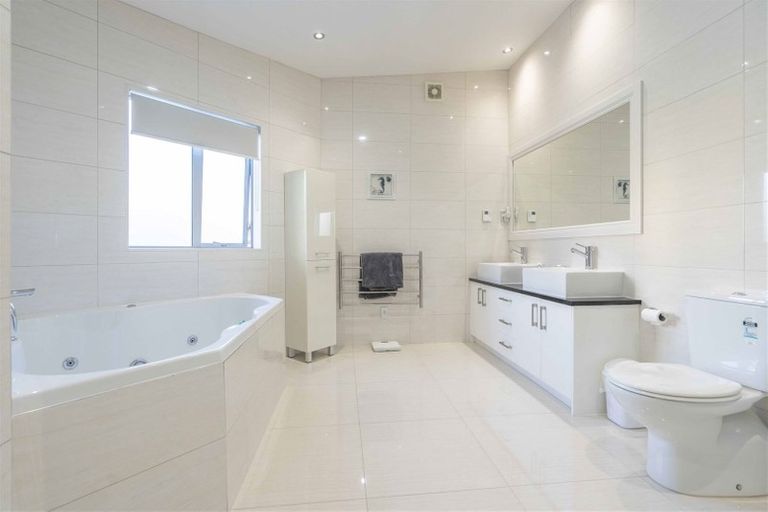 Photo of property in 13 Bintulu Place, Fairview Heights, Auckland, 0632