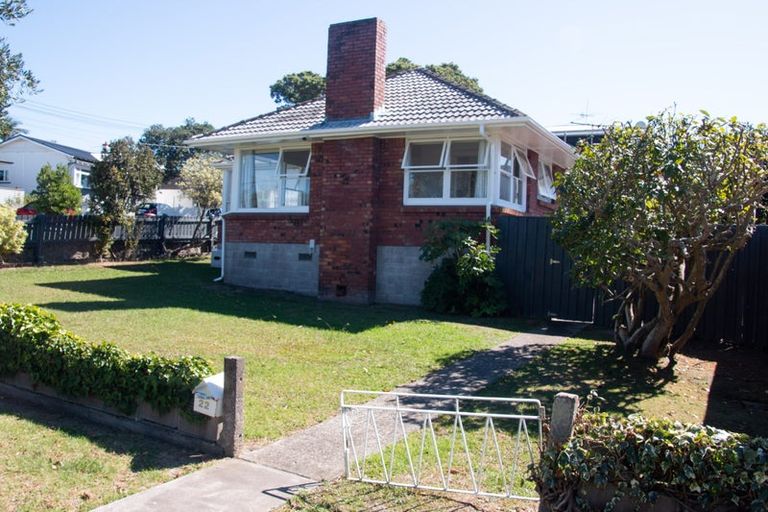 Photo of property in 1/22 Old Lake Road, Narrow Neck, Auckland, 0624