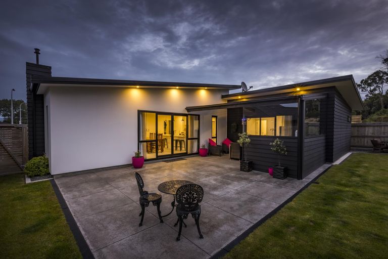 Photo of property in 5 Freedom Drive, Kelvin Grove, Palmerston North, 4414