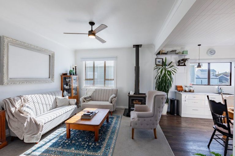 Photo of property in 13 Waverley Street, Waipawa, 4210