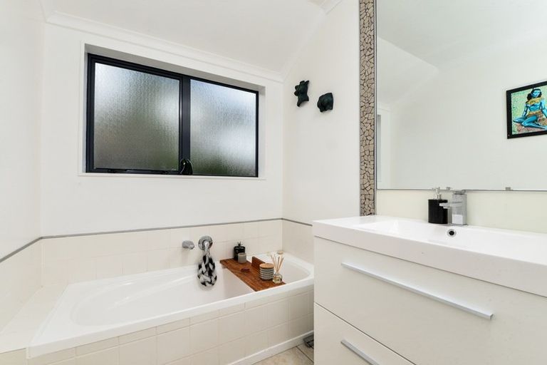 Photo of property in 14 Palm Grove Drive, Western Heights, Hamilton, 3200