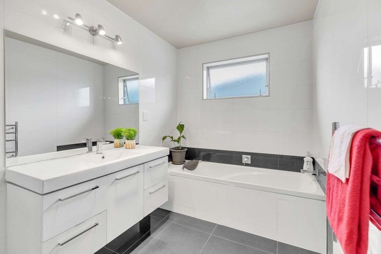 Photo of property in 5 Chestnut Close, Kelvin Grove, Palmerston North, 4414