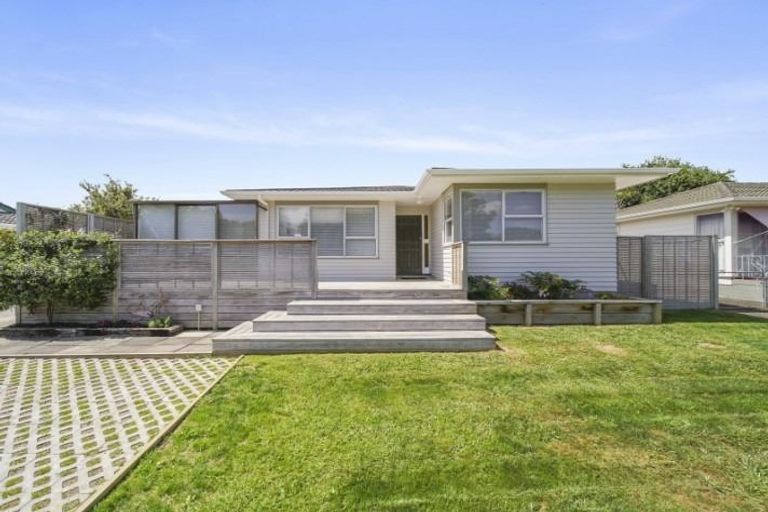 Photo of property in 6 Lynley Place, Pakuranga Heights, Auckland, 2010