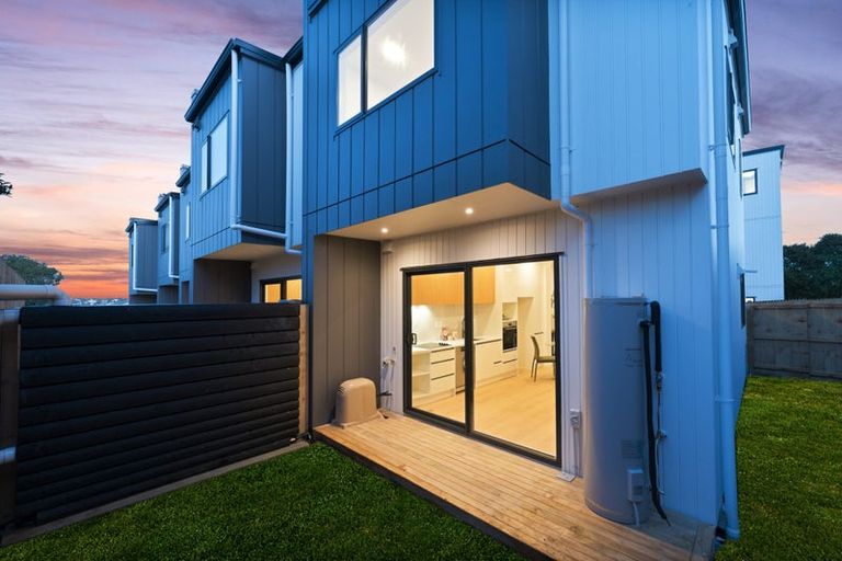 Photo of property in 62d Triangle Road, Massey, Auckland, 0614