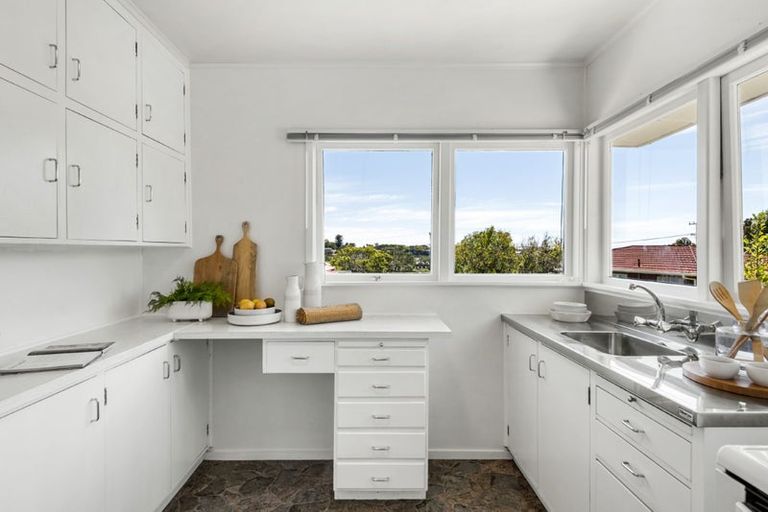 Photo of property in 2/12 Westwell Road, Belmont, Auckland, 0622