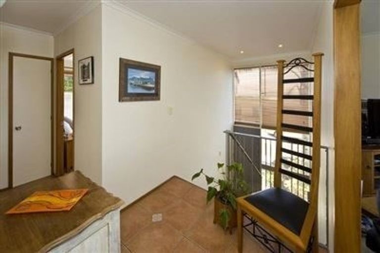 Photo of property in 6 Shearwater Rise, Rothesay Bay, Auckland, 0630