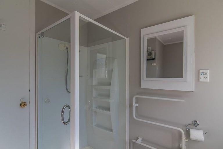 Photo of property in 32 Hookway Grove, Paraparaumu, 5032