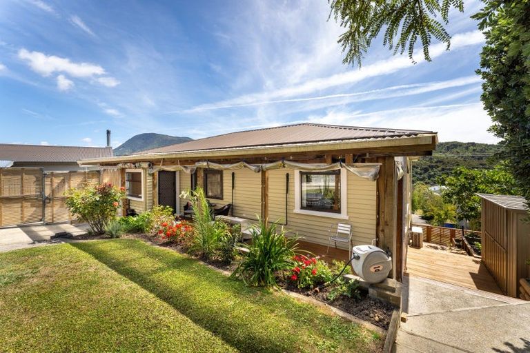 Photo of property in 91 Milton Terrace, Picton, 7220