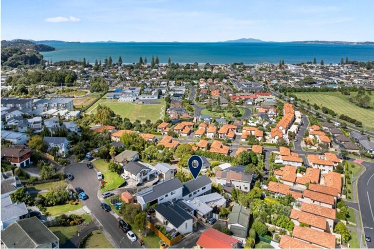 Photo of property in 8a Orewa Heights Crescent, Orewa, 0931