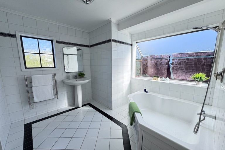 Photo of property in 30 Hoskins Avenue, Hillsborough, Auckland, 1042