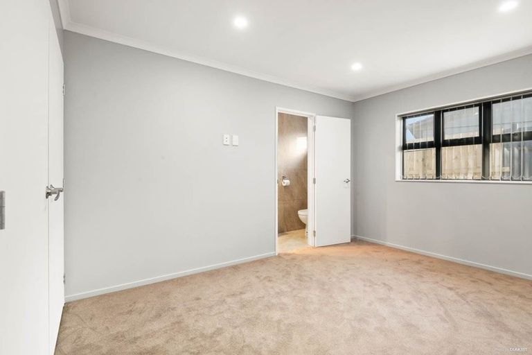 Photo of property in 15a Seaward Place, Wattle Downs, Auckland, 2103