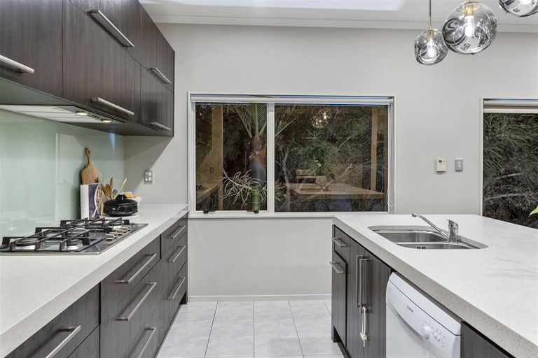 Photo of property in 12 Lakeridge Close, Northcross, Auckland, 0632