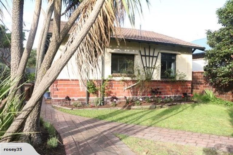 Photo of property in 16 Hinau Street, Eastbourne, Lower Hutt, 5013