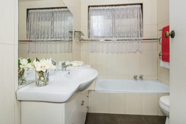 Photo of property in 20 Linwood Avenue, Forrest Hill, Auckland, 0620