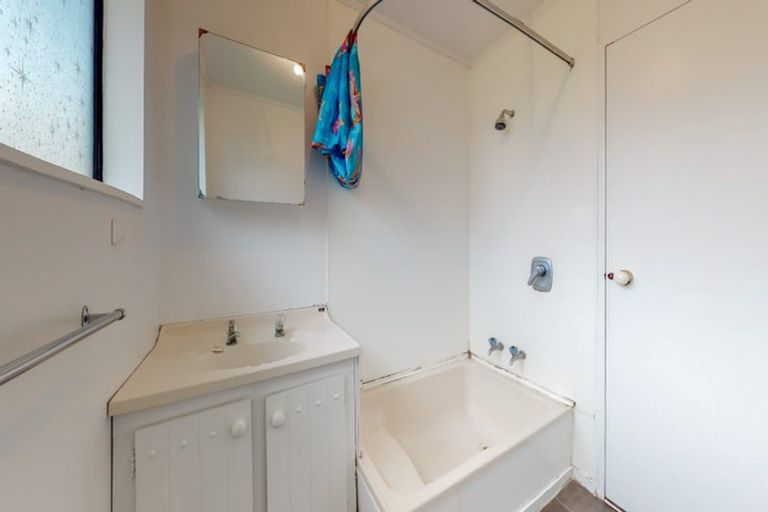 Photo of property in 1a Sunny Grove, Wainuiomata, Lower Hutt, 5014