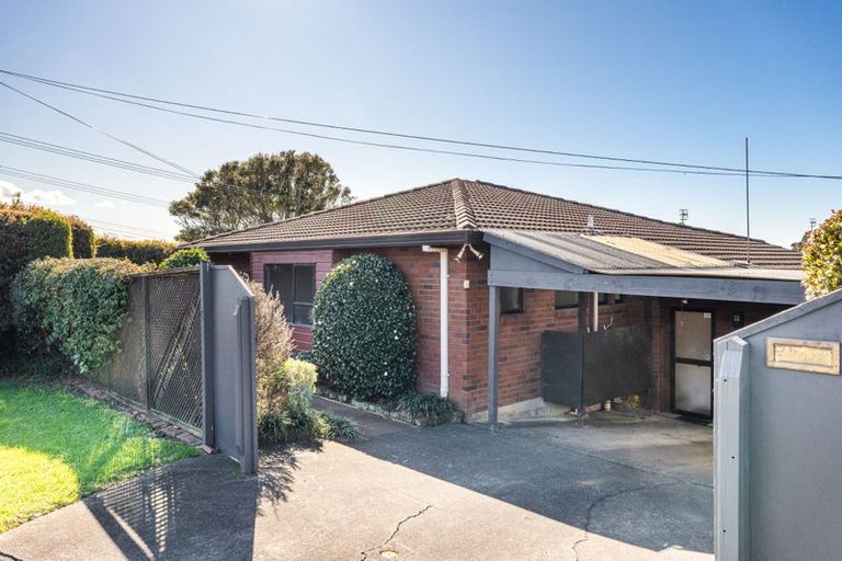 Photo of property in 2/71 Potter Avenue, Northcote, Auckland, 0627