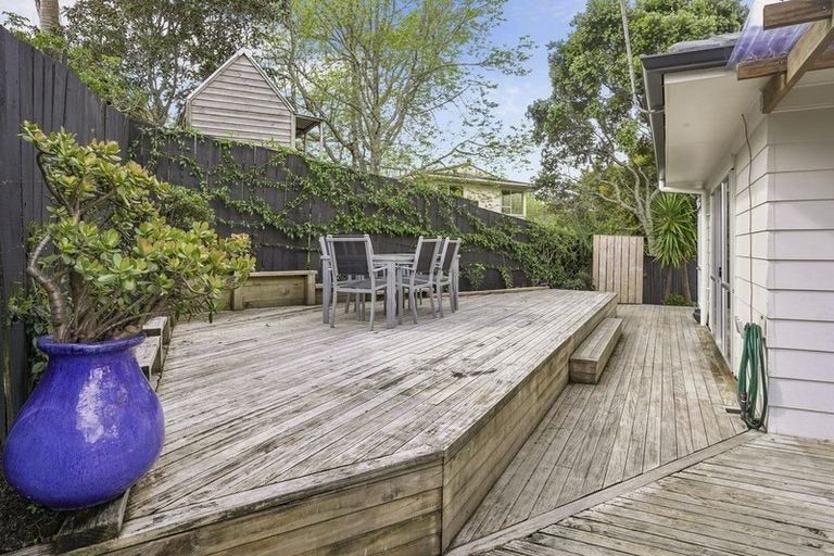 Photo of property in 18 Cottam Grove, Northcross, Auckland, 0632