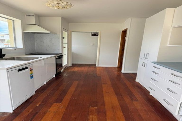 Photo of property in 2/14 Ballater Place, Highland Park, Auckland, 2010