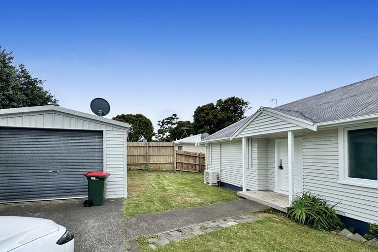 Photo of property in 15 Christmas Road, Manurewa, Auckland, 2102