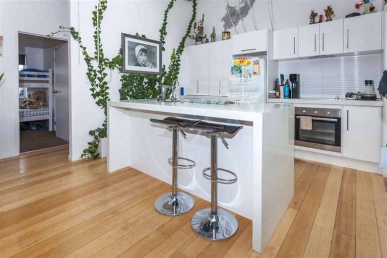 Photo of property in 217 Ocean Road, Whangamata, 3620