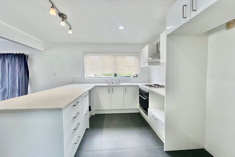 Photo of property in 20 Caspian Close, New Lynn, Auckland, 0600