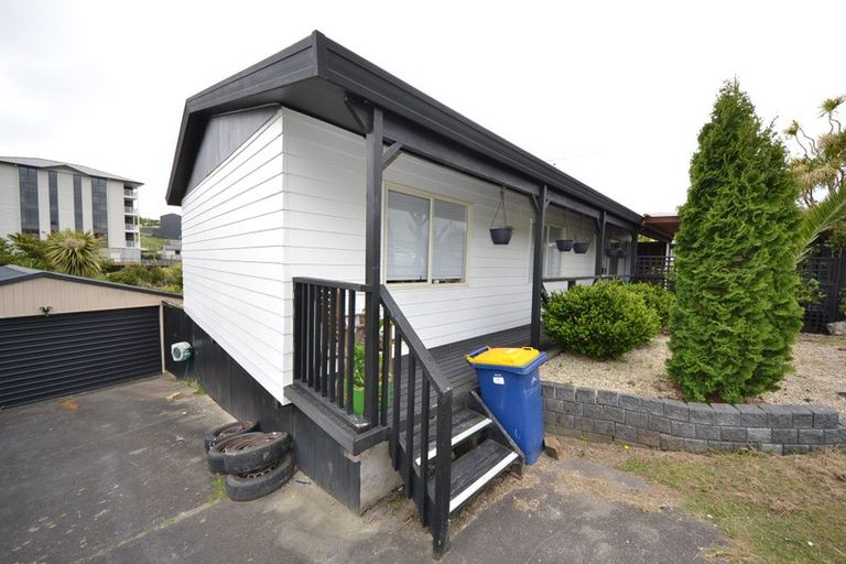 Photo of property in 10 Rook Place, Unsworth Heights, Auckland, 0632