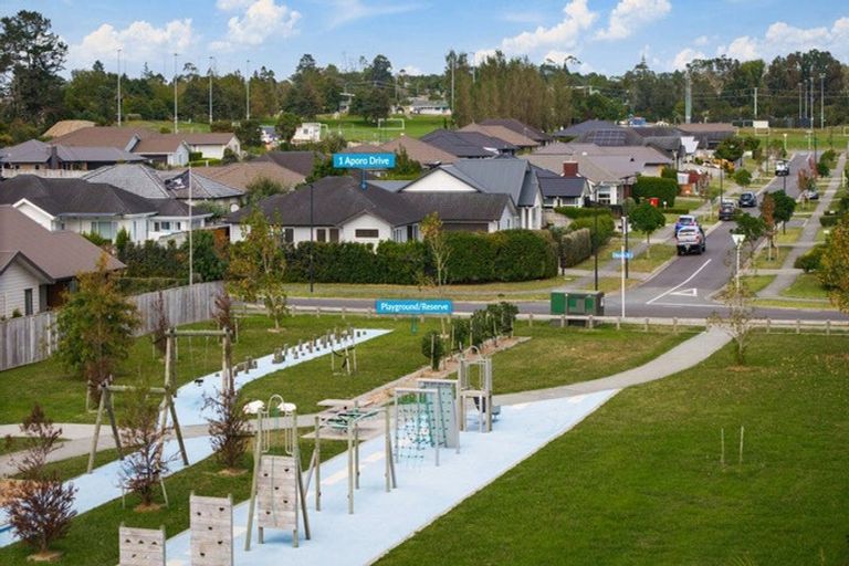 Photo of property in 1 Aporo Drive, Kumeu, 0810