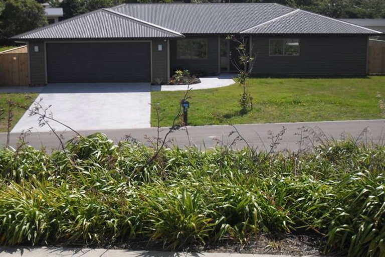 Photo of property in 7 Simpson Crescent, Raumati Beach, Paraparaumu, 5032