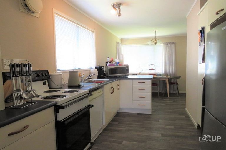 Photo of property in 8 Miltonia Avenue, Te Atatu South, Auckland, 0610