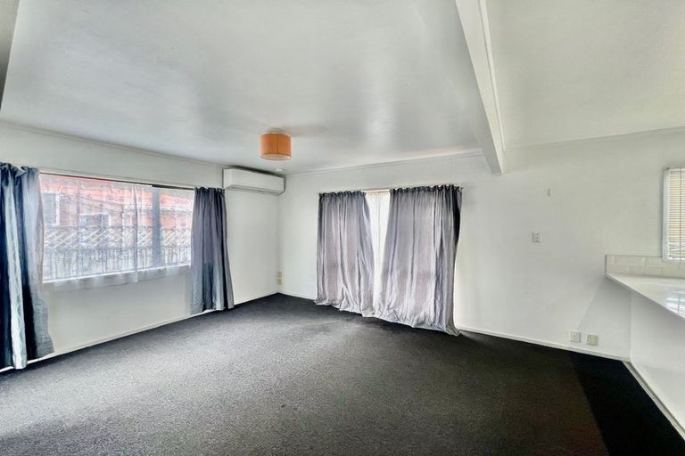 Photo of property in 20 Caspian Close, New Lynn, Auckland, 0600