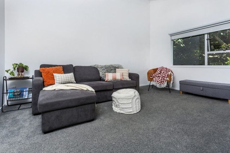 Photo of property in 11 Beaudine Avenue, Glenfield, Auckland, 0629