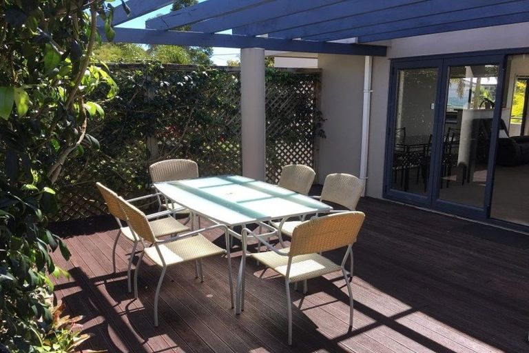Photo of property in 37a Parr Terrace, Castor Bay, Auckland, 0620