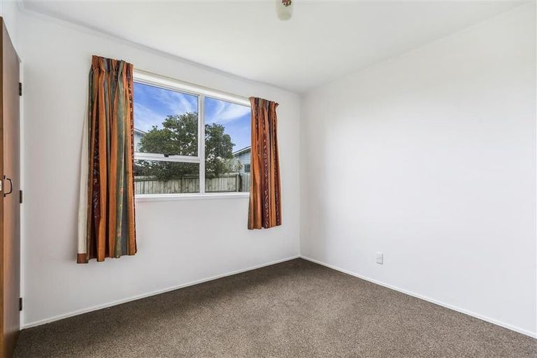Photo of property in 16 Foyle Place, Glendene, Auckland, 0602