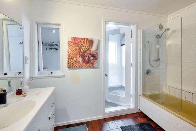 Photo of property in 132 Carlisle Road, Northcross, Auckland, 0632