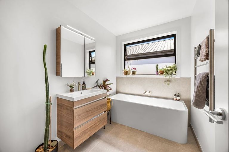 Photo of property in 16 Guthrie Street, Lake Hawea, 9382