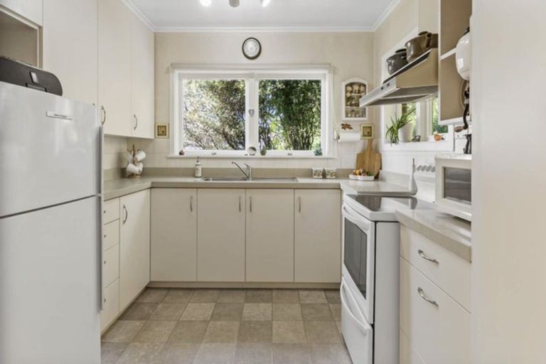 Photo of property in 7 Luke Place, Eastern Beach, Auckland, 2012