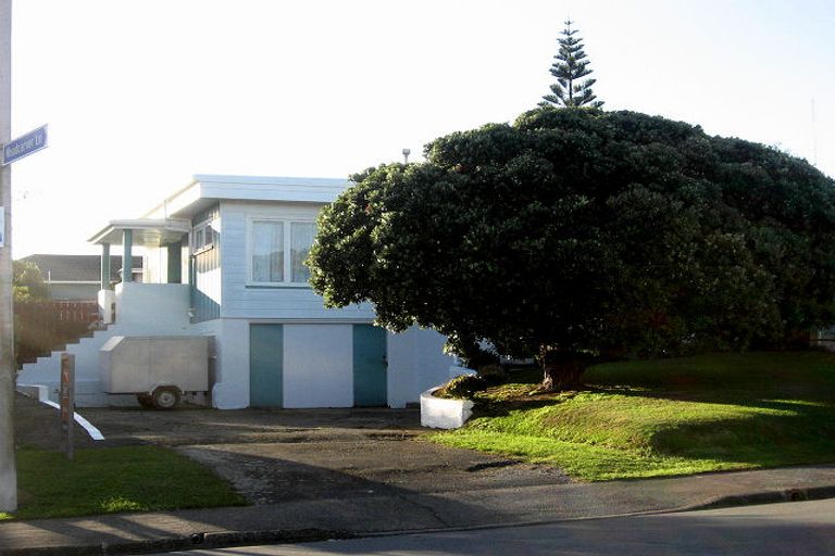 Photo of property in 40 Kapiti Crescent, Titahi Bay, Porirua, 5022
