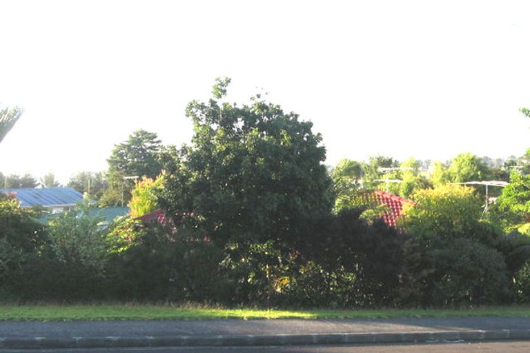 Photo of property in 1/1 Merton Avenue, Glenfield, Auckland, 0627