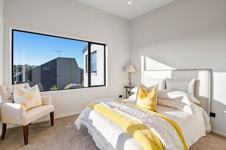 Photo of property in 18b The Esplanade, Eastern Beach, Auckland, 2012
