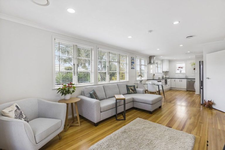 Photo of property in 18 Inglewood Street, Wai O Taiki Bay, Auckland, 1072