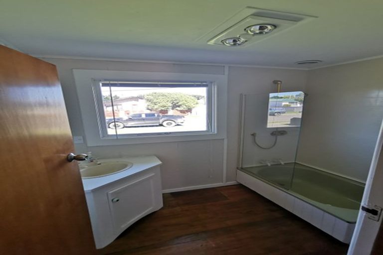 Photo of property in 14 Holloway Street, Waikiwi, Invercargill, 9810