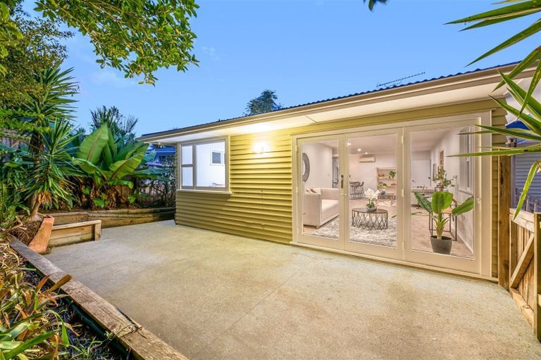 Photo of property in 8 Thuja Street, Green Bay, Auckland, 0604